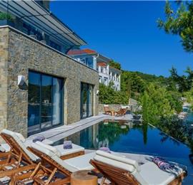 4 Bedroom Villa with Pool, Sumartin, sleeps 8